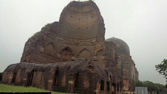 Bahmani Tombs景点图片
