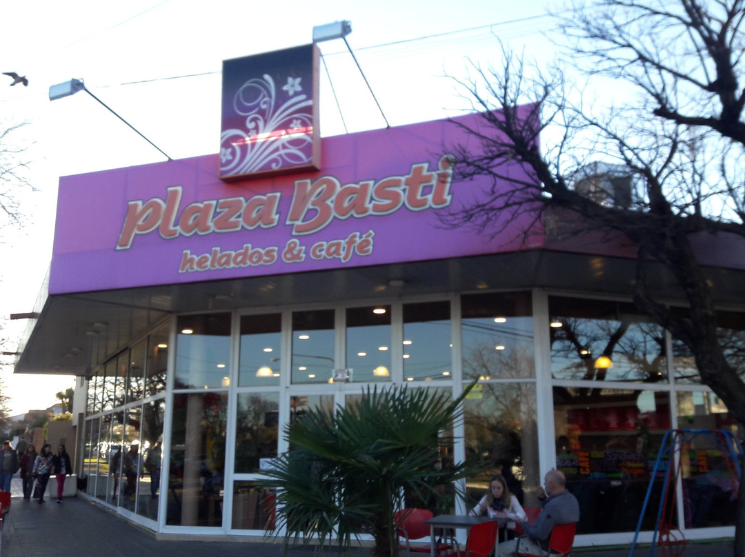 El Cerrito餐馆和美食-Plaza Basti