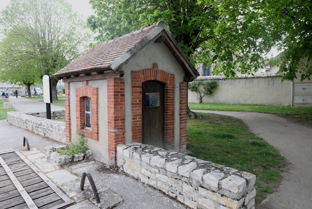 Poids public de Charroux景点图片
