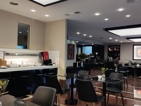 假日套房酒店主图