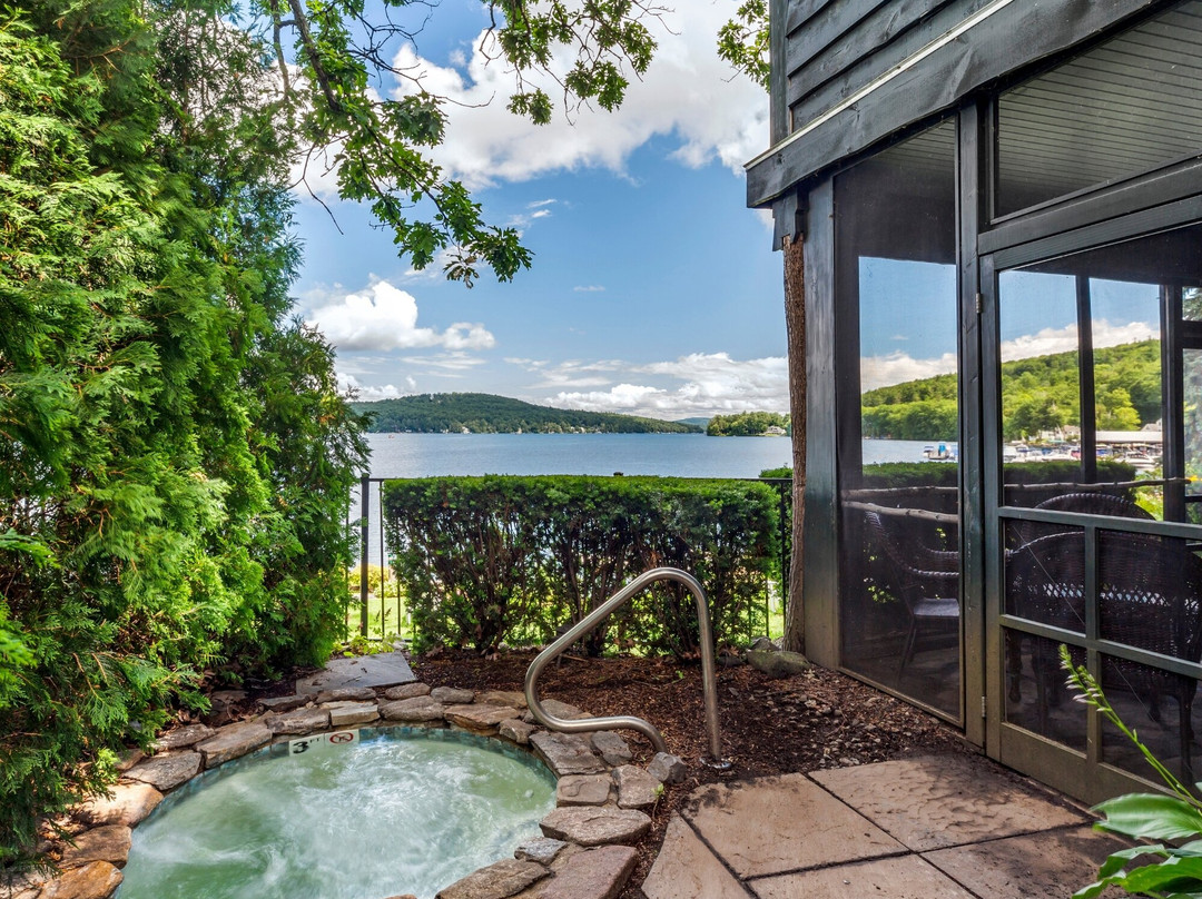 湖畔米尔瀑布酒店主图