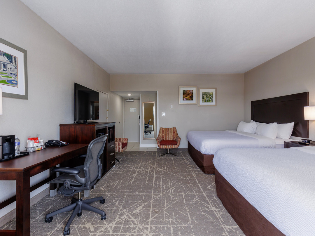 Orangewood Inn & Suites Kansas City Airport主图