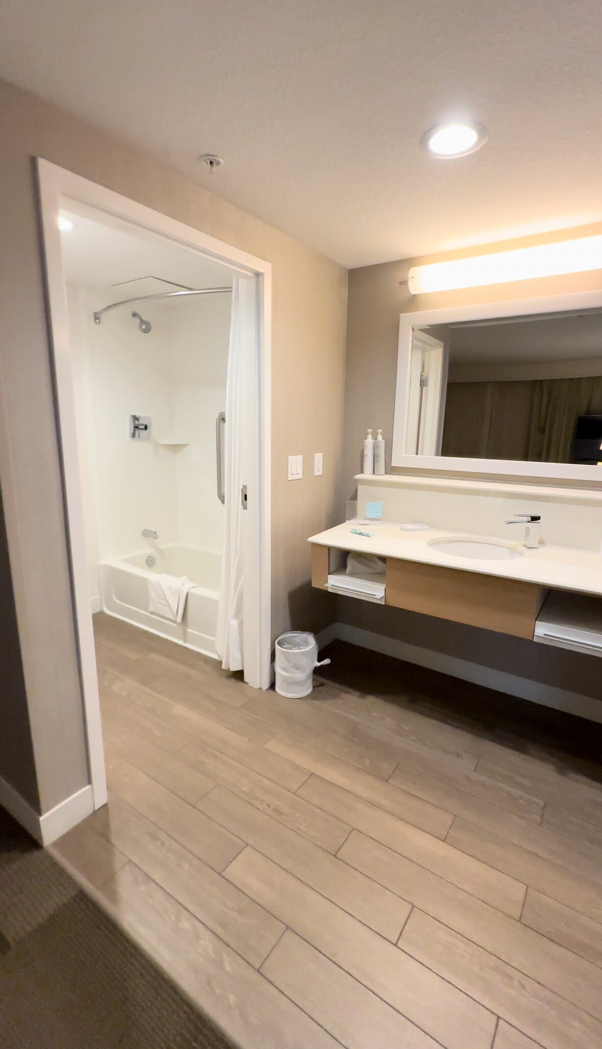 Hampton Inn & Suites by Hilton Saskatoon Airport-浴室