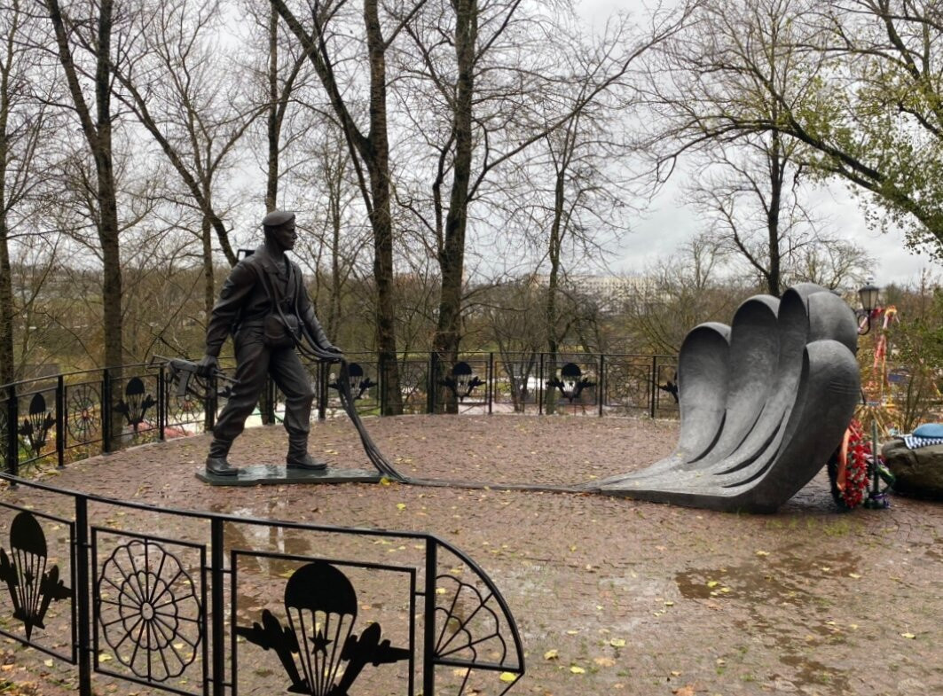 Monument to Paratroopers