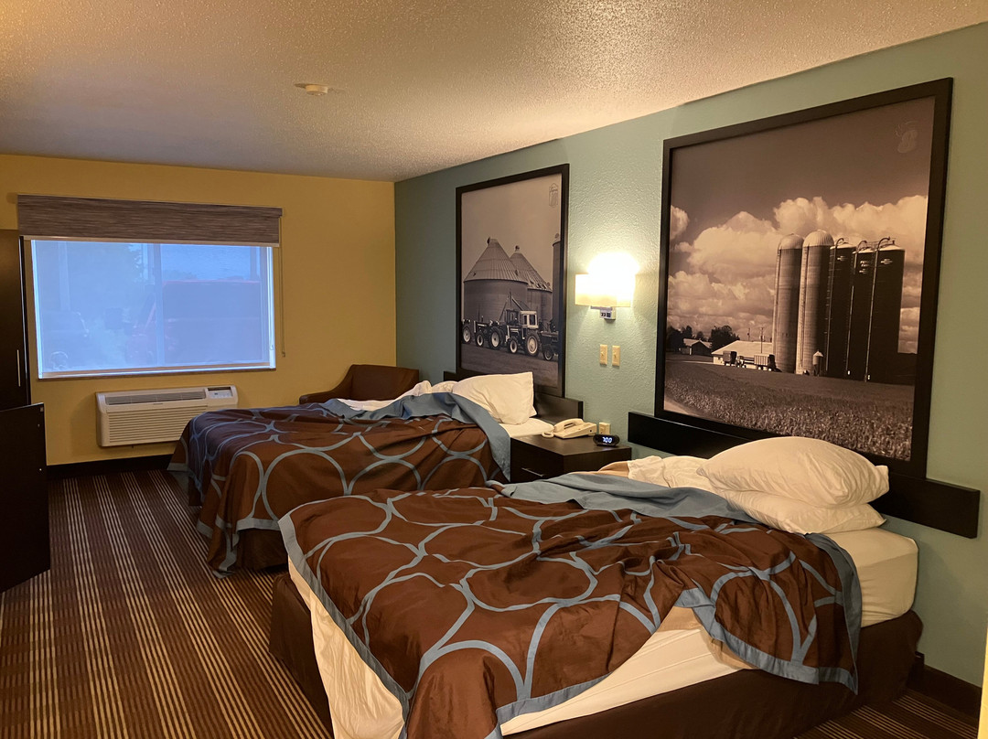 Super 8 by Wyndham Osseo主图