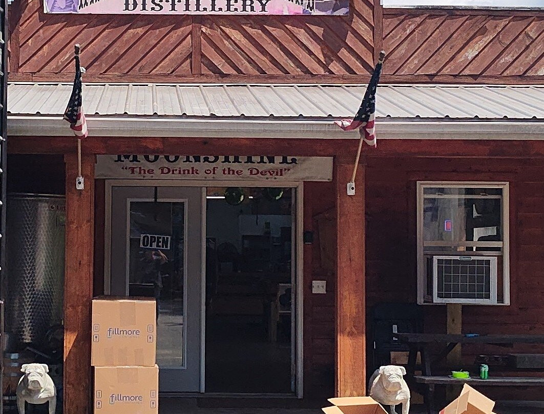 Hatfield & McCoy Moonshine-Gilbert必去景点