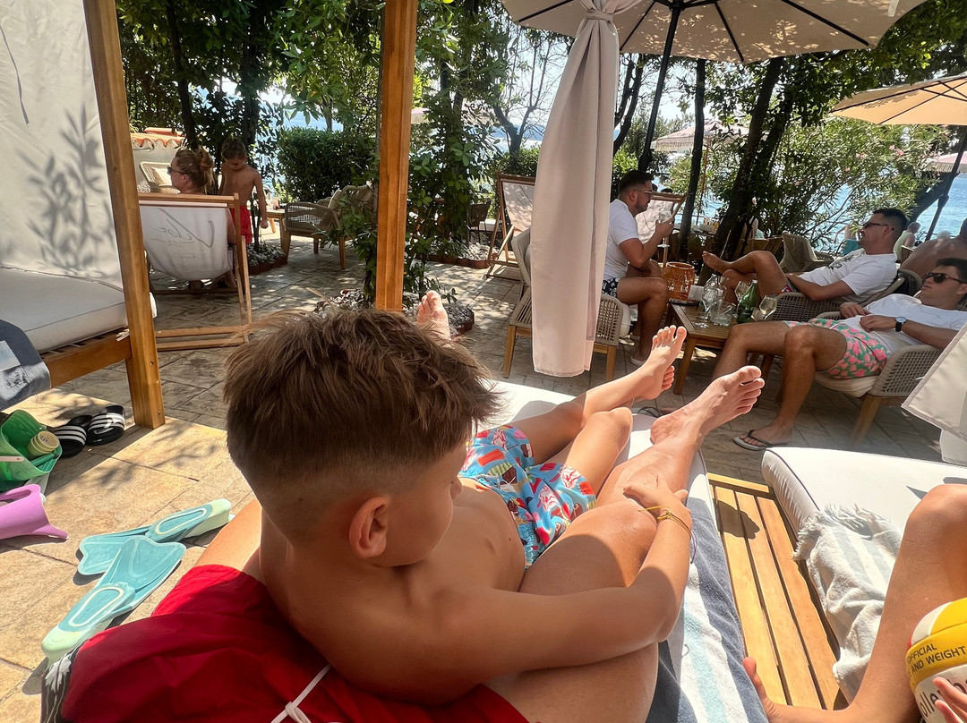 Vibe Beach Club & Kitchen