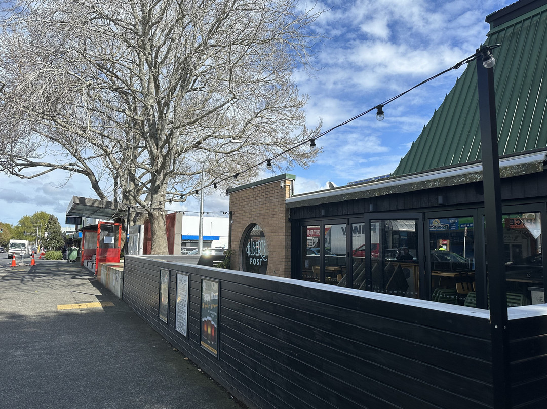 Albert's Post Bar and Eatery