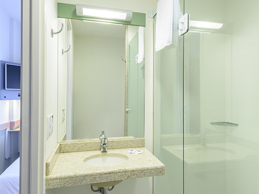 库里提巴机场宜必思快捷酒店主图