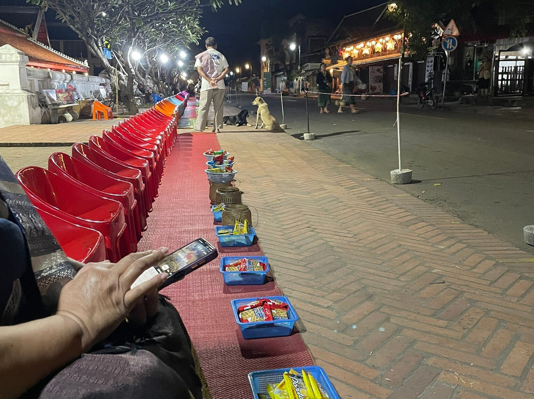 布施仪式-琅勃拉邦必去景点