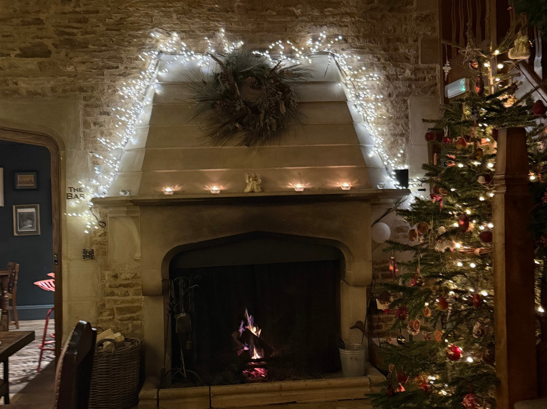 赛文皇冠酒店主图