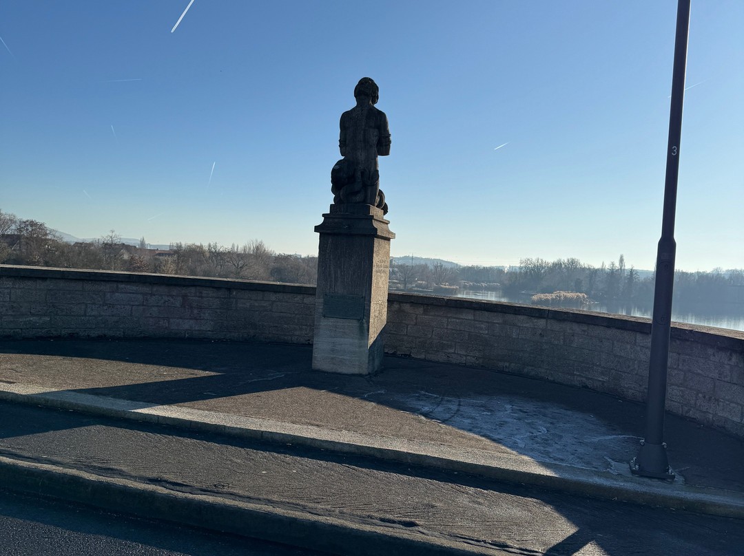 Alte Mainbrücke (Pippinsbrücke)-基青根必去景点