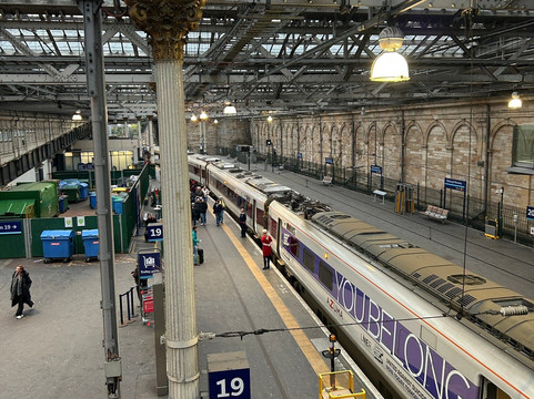 Edinburgh Waverley Station-爱丁堡必去景点