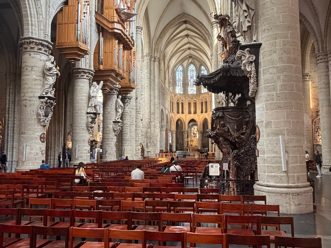 圣弥额尔圣古都勒主教座堂（Cathedrale St-Michel et Ste-Gudule）-布鲁塞尔必去景点