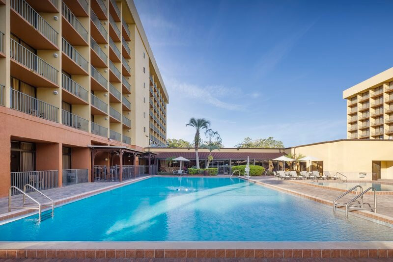 Holiday Inn & Suites 主门东