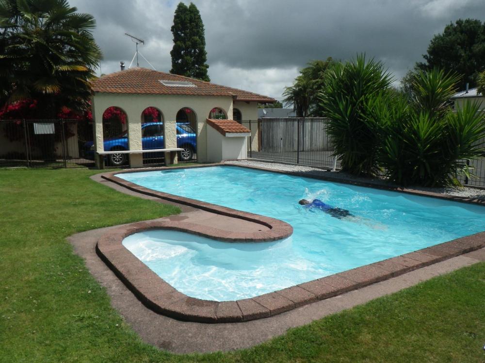 Captain's Quarters Motor Inn-泳池