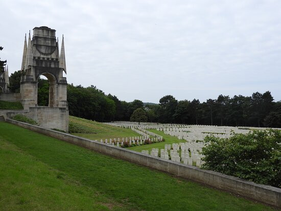 Etaples Military Cemetery景点图片
