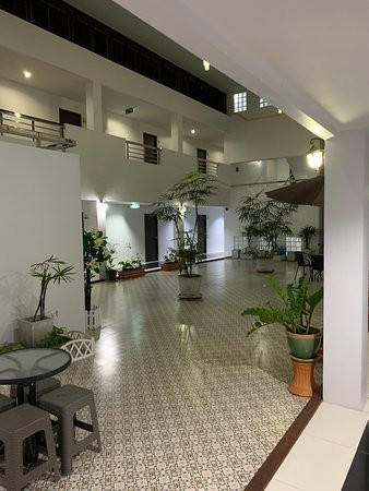 欢呼酒店主图