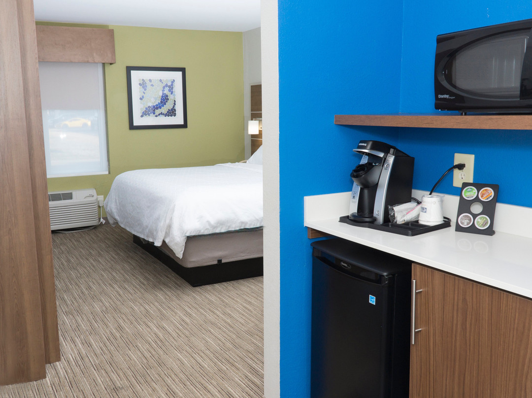 Holiday Inn Express & Suites Madison By IHG主图