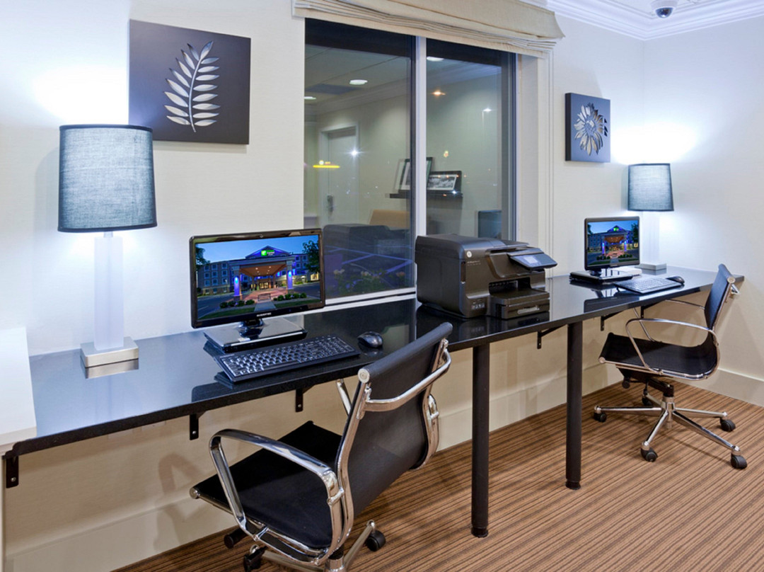 Holiday Inn Express & Suites Rogers By IHG主图