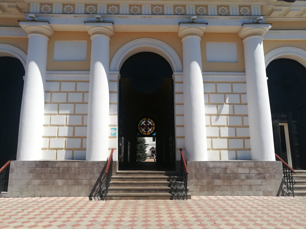 Tryokh Svyatiteley Velikikh Nadvratnaya Church-Serpukhov必去景点