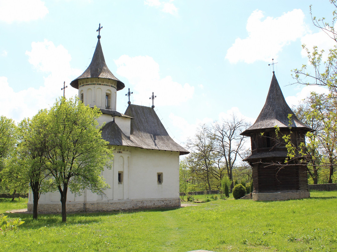 Biserica Inaltarea Sfintei Cruci-Patrauti必去景点