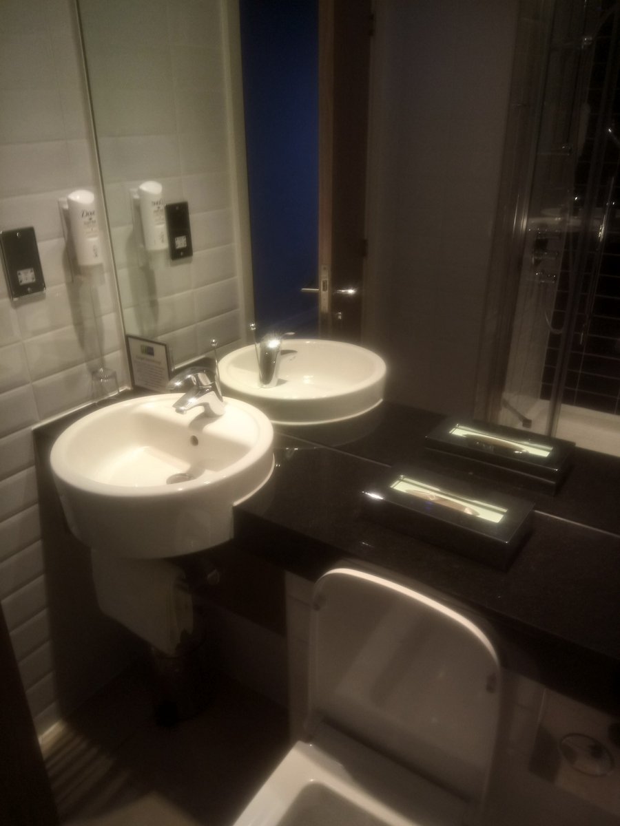 Holiday Inn Express Wakefield, an IHG hotel-浴室