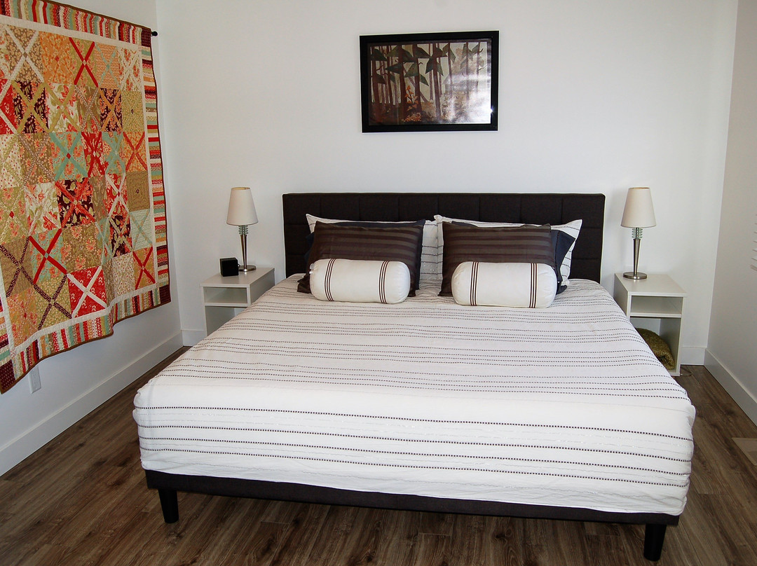 Singing Marmot Guest Suites主图