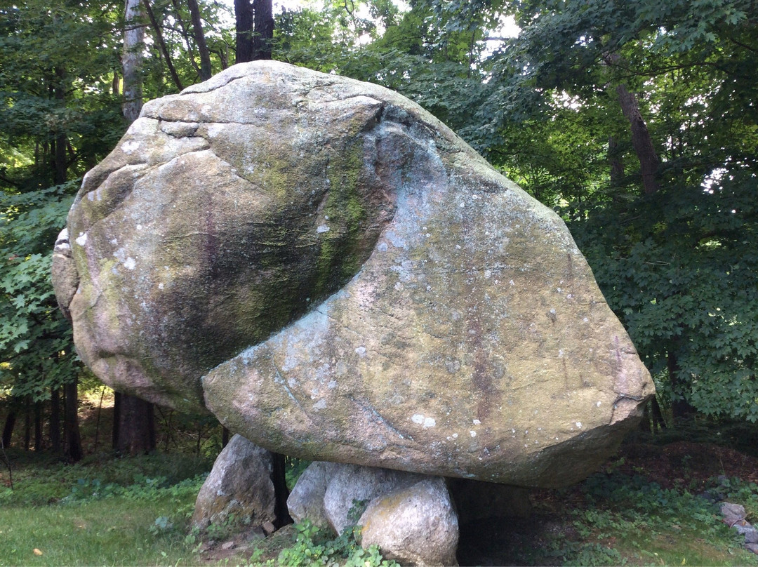 North Salem Balanced Rock景点图片