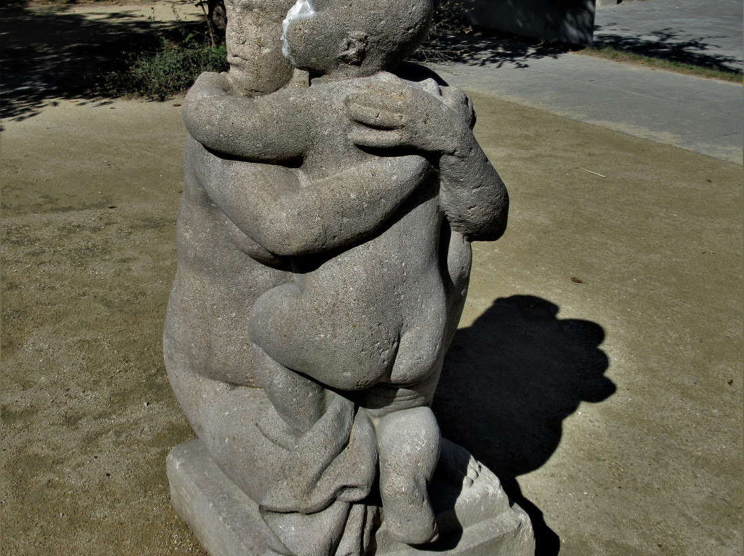 Statue representant une mere et son enfant景点图片