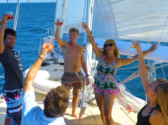 Yacht Charters in Fiji - Sailing Regie-丹娜努岛必去景点