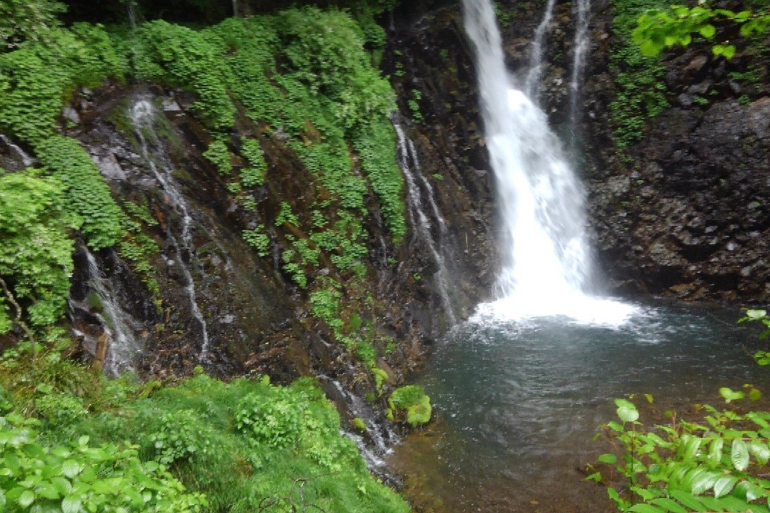 Urami Waterfall景点图片