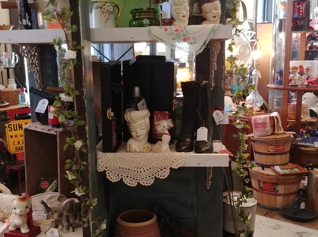 Boot Hill Antiques-道奇城必去景点