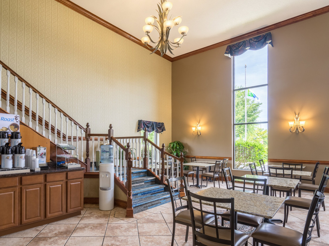 Clarion Pointe New Bern主图