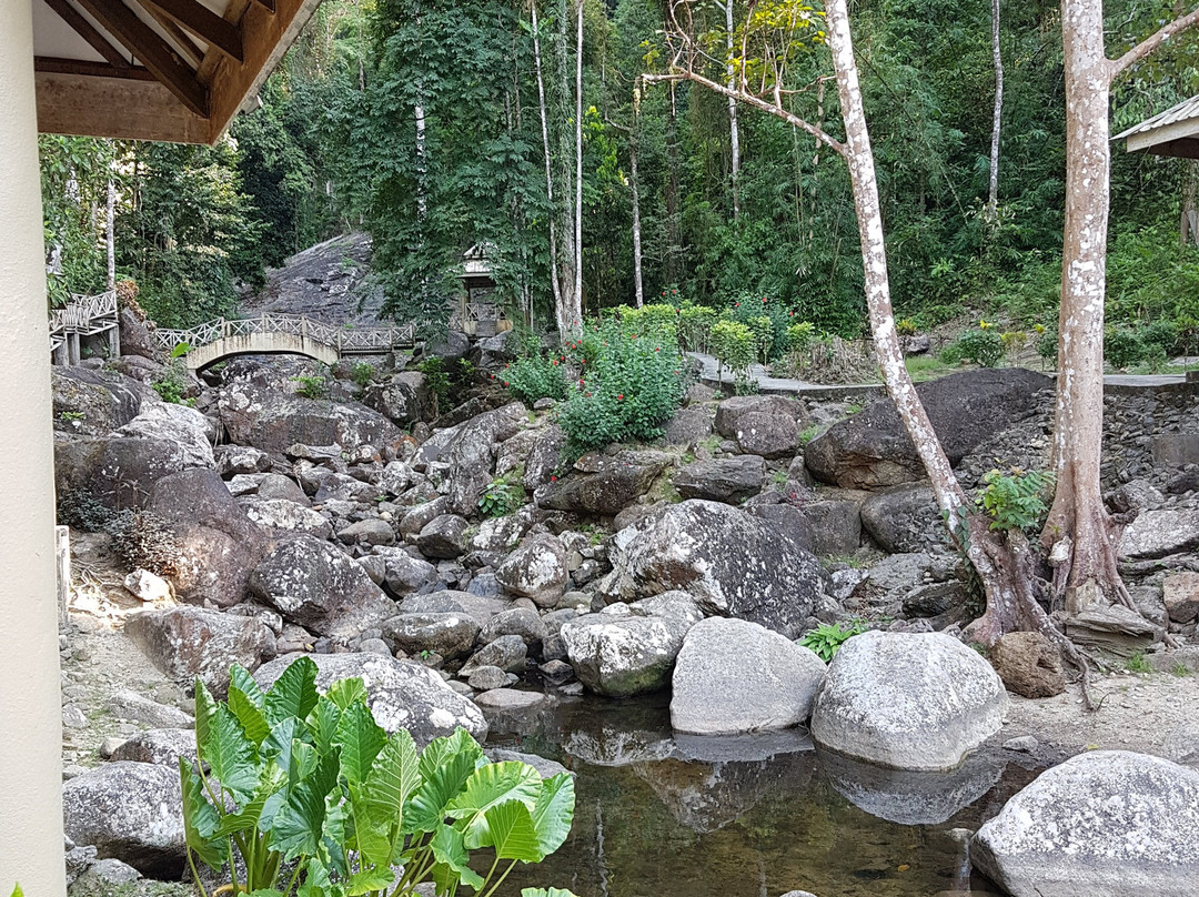 Durian Perangin Waterfall景点图片