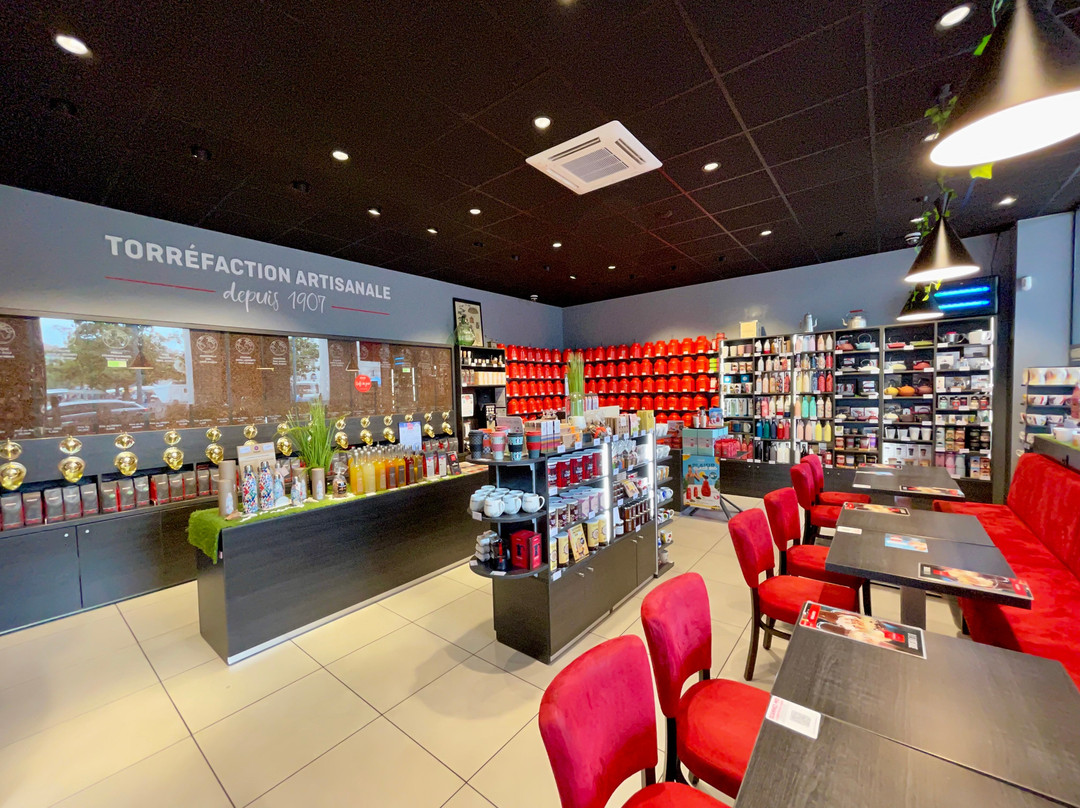 ETIENNE Coffee & Shop