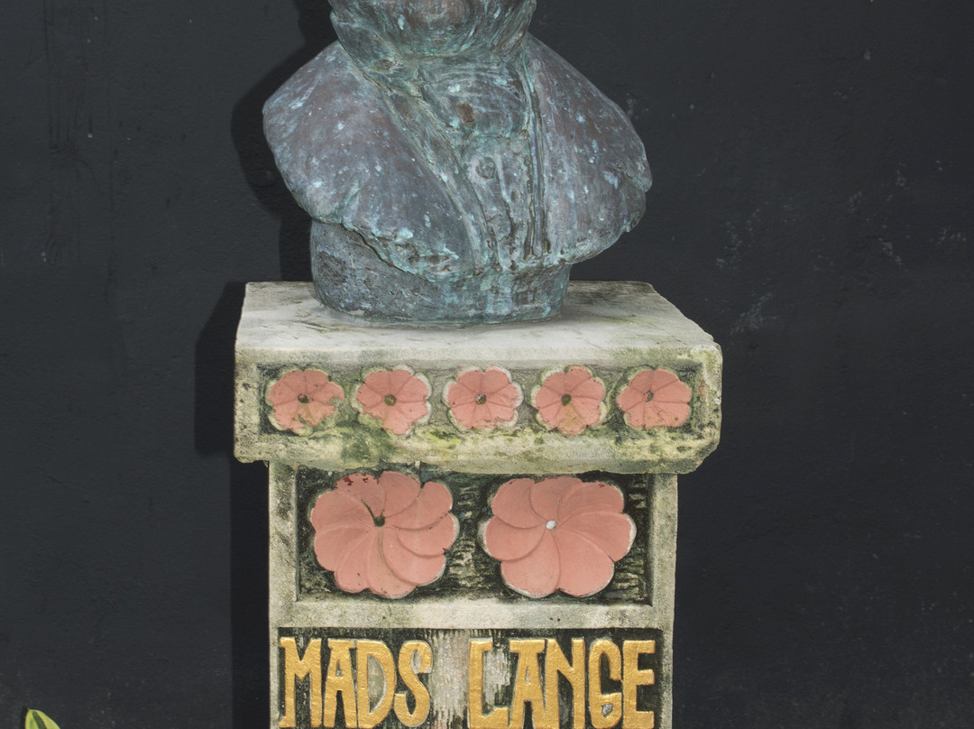 Mads Lange Buste