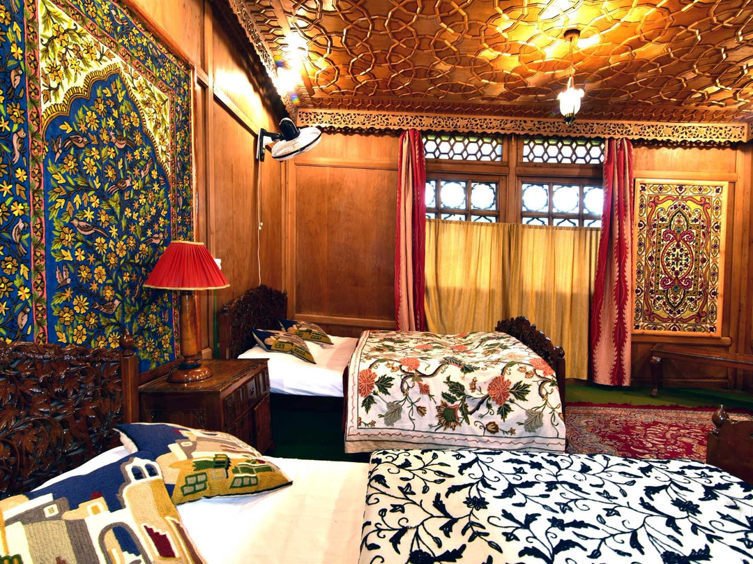 Shiraz Deluxe Houseboat主图