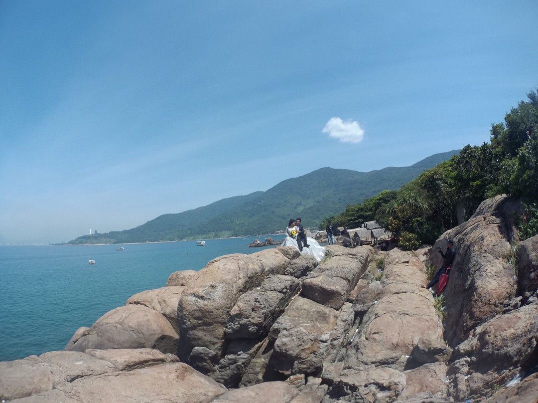 Bãi Đá Đen-岘港必去景点