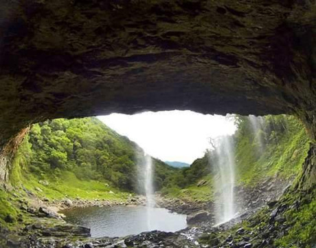 Tres Forquilhas旅游景点-Cascata da Pedra Branca