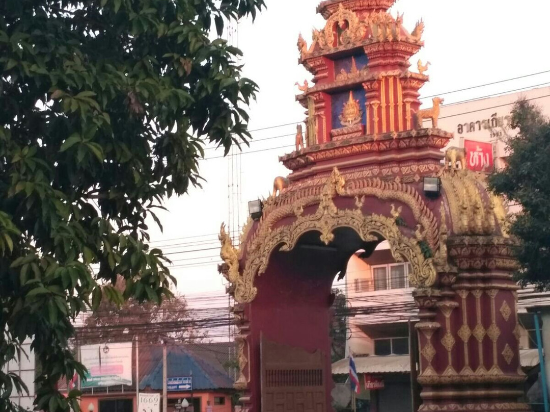 Wat Chedi Ngam Temple-芳县必去景点