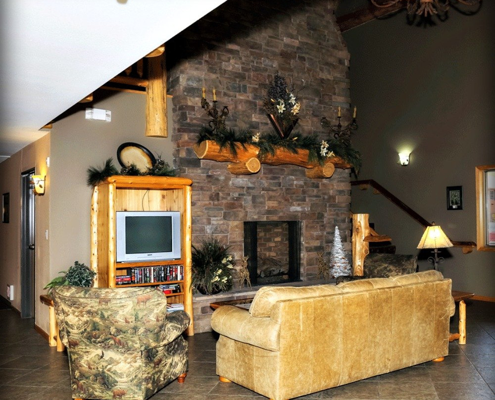 Pine Peaks Lodge and Suites