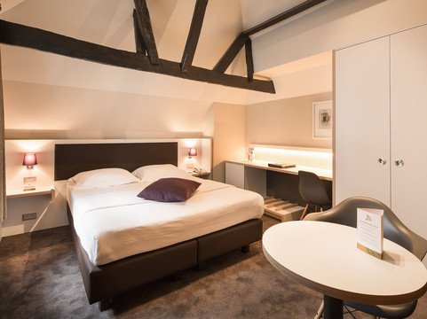 纳瓦拉酒店主图