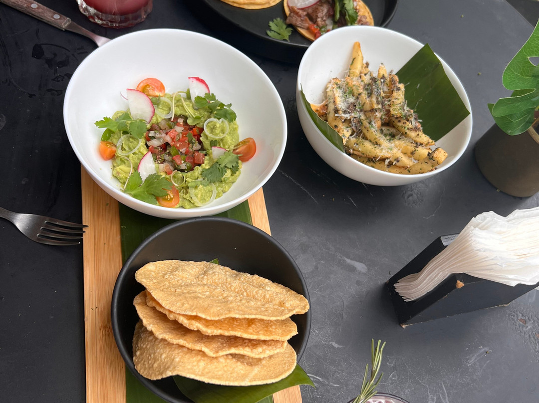 The Yellow Nest主图