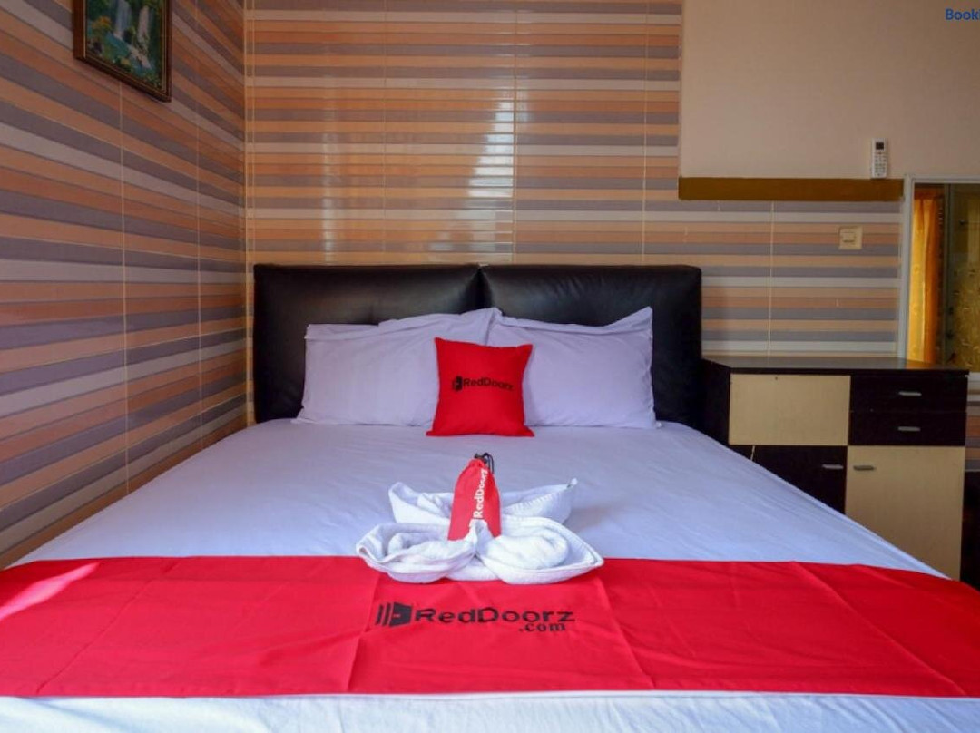 RedDoorz near Kendari Beach 2