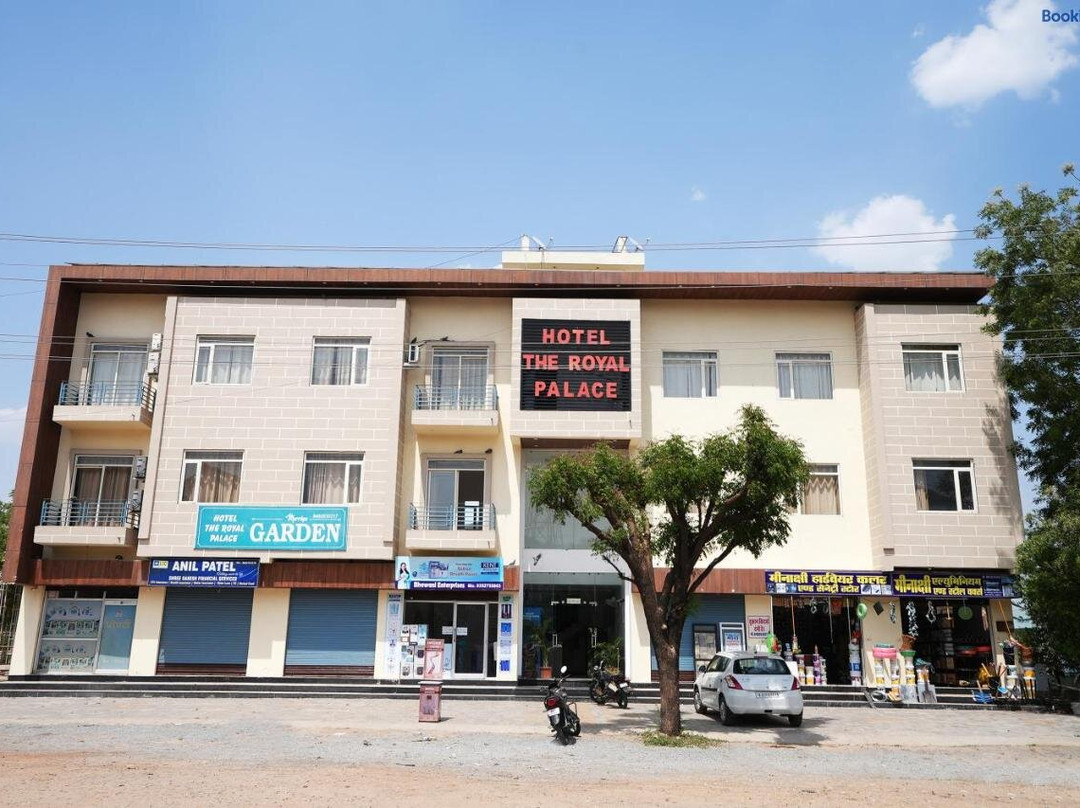 OYO 43971 The Royal Palace