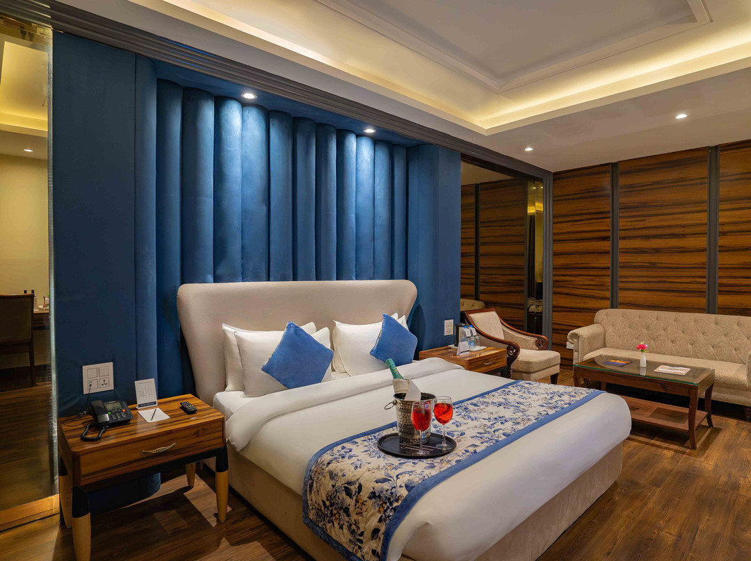 The Twin Towers Hotel主图