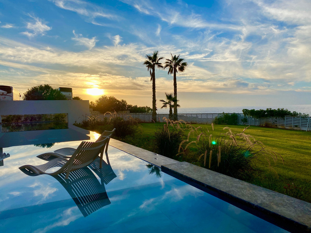 The Royal Blue Resort主图