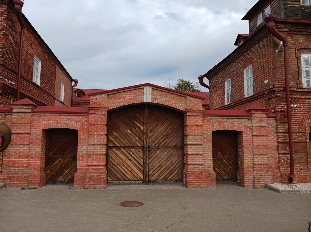 The building of the lower trade school and fire wagon景点图片