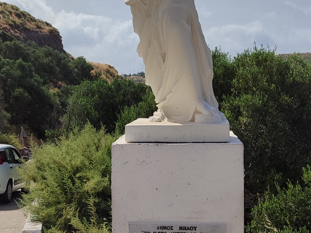 Catacombs of Milos-Tripiti必去景点